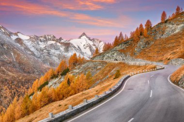 Grossglockner High Alpine Yolu 'ndaki Grossglockner Dağı' nın muhteşem sonbahar manzarası. Popüler seyahat yeri. Yer: Grossglockner yüksek alp yolu, Salzburg ve Carinthia Eyaleti arasında, Avusturya