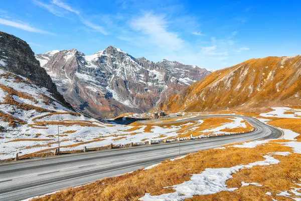 Grossglockner High Alpine Yolu 'nun sonbaharda muhteşem manzarası. Popüler seyahat yeri. Yer: Grossglockner yüksek alp yolu, Salzburg ve Carinthia Eyaleti arasında, Avusturya