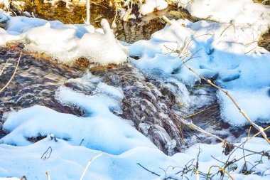 Dondurucu olmayan, hızlı akıntılı ve kasvetli soğuk kış gününde hızla akan nehrin manzara fotoğrafı.