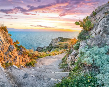 Doğa koruma alanının Milazzo Burnu 'nda nefes kesici bahar manzarası. Konum: Milazzo Burnu, Tyrhenian Denizi, Sicilya Adası, İtalya, Avrupa