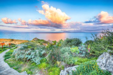 Doğa koruma alanının Milazzo Burnu 'nun muhteşem bahar manzarası. Konum: Milazzo Burnu, Tyrhenian Denizi, Sicilya Adası, İtalya, Avrupa