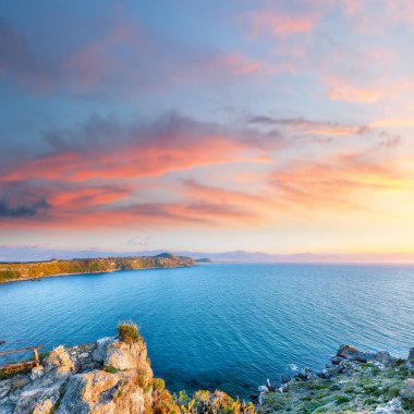 Doğa koruma alanının Milazzo Burnu 'nun muhteşem bahar manzarası. Konum: Milazzo Burnu, Tyrhenian Denizi, Sicilya Adası, İtalya, Avrupa