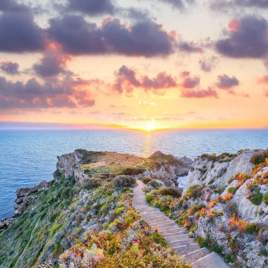 Doğa koruma alanının Milazzo Burnu 'nun muhteşem bahar manzarası. Konum: Milazzo Burnu, Tyrhenian Denizi, Sicilya Adası, İtalya, Avrupa