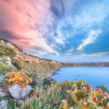 Doğa koruma alanının Milazzo Burnu 'nun muhteşem bahar manzarası. Konum: Milazzo Burnu, Tyrhenian Denizi, Sicilya Adası, İtalya, Avrupa