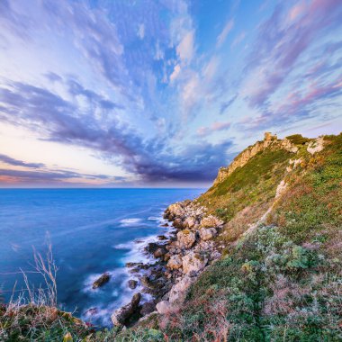 Doğa koruma alanının Milazzo Burnu 'nun muhteşem bahar manzarası. Konum: Milazzo Burnu, Tyrhenian Denizi, Sicilya Adası, İtalya, Avrupa