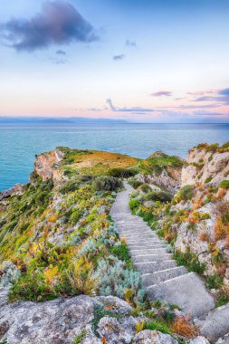 Doğa koruma alanının Milazzo Burnu 'nda nefes kesici bahar manzarası. Konum: Milazzo Burnu, Tyrhenian Denizi, Sicilya Adası, İtalya, Avrupa