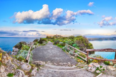 Doğa koruma alanının Milazzo Burnu 'nda nefes kesici bahar manzarası. Konum: Milazzo Burnu, Tyrhenian Denizi, Sicilya Adası, İtalya, Avrupa