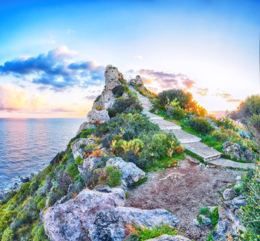 Doğa koruma alanının Milazzo Burnu 'nda inanılmaz bir bahar manzarası var. Konum: Milazzo Burnu, Tyrhenian Denizi, Sicilya Adası, İtalya, Avrupa