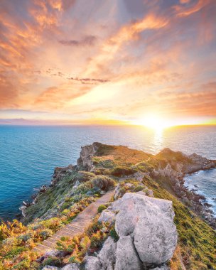 Doğa koruma alanının Milazzo Burnu 'nda inanılmaz bir bahar manzarası var. Konum: Milazzo Burnu, Tyrhenian Denizi, Sicilya Adası, İtalya, Avrupa