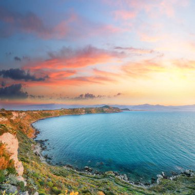 Doğa koruma alanının Milazzo Burnu 'nda nefes kesici bahar manzarası. Konum: Milazzo Burnu, Tyrhenian Denizi, Sicilya Adası, İtalya, Avrupa