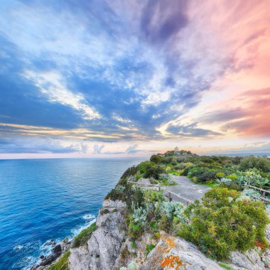 Doğa koruma alanının Milazzo Burnu 'nda nefes kesici bahar manzarası. Konum: Milazzo Burnu, Tyrhenian Denizi, Sicilya Adası, İtalya, Avrupa