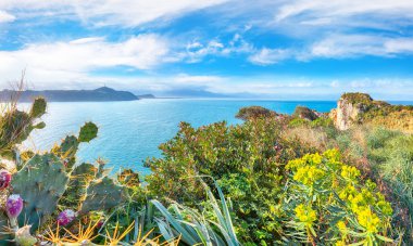 Doğanın Milazzo Burnu 'nun büyüleyici bahar manzarası Piscina di Venere' de. Konum: Milazzo Burnu, Tyrhenian Denizi, Sicilya Adası, İtalya, Avrupa