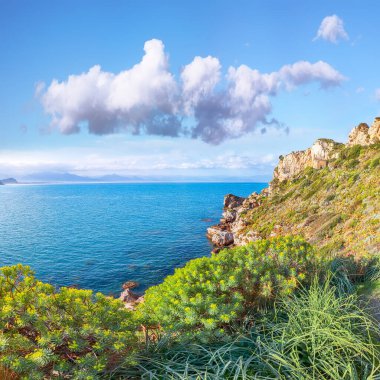 Doğanın Milazzo Burnu 'nun büyüleyici bahar manzarası Piscina di Venere' de. Konum: Milazzo Burnu, Tyrhenian Denizi, Sicilya Adası, İtalya, Avrupa
