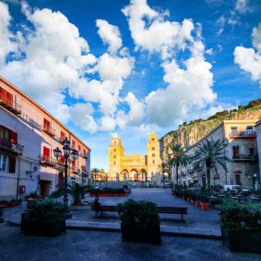 Cefalu Katedrali veya Duomo di Cefalu ve Piazza del Duomo Meydanı 'nın muhteşem akşam manzarası. Konum: Cefalu, Palermo ili, Sicilya, İtalya, Avrupa
