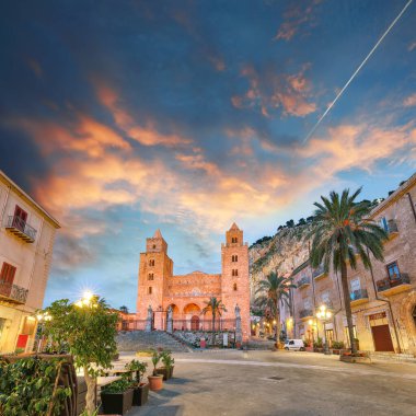 Cefalu Katedrali veya Duomo di Cefalu ve Piazza del Duomo Meydanı 'ndaki güzel akşam manzarası. Konum: Cefalu, Palermo ili, Sicilya, İtalya, Avrupa