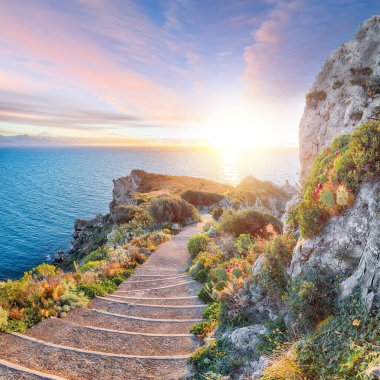 Doğa koruma alanının Milazzo Burnu 'nda nefes kesici bahar manzarası. Konum: Milazzo Burnu, Tyrhenian Denizi, Sicilya Adası, İtalya, Avrupa