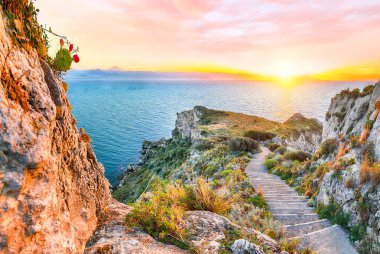 Doğa koruma alanının Milazzo Burnu 'nun muhteşem bahar manzarası. Konum: Milazzo Burnu, Tyrhenian Denizi, Sicilya Adası, İtalya, Avrupa