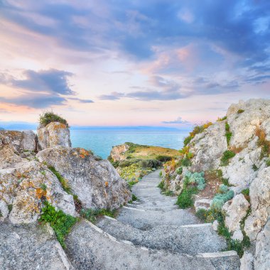 Doğa koruma alanının Milazzo Burnu 'nda nefes kesici bahar manzarası. Konum: Milazzo Burnu, Tyrhenian Denizi, Sicilya Adası, İtalya, Avrupa