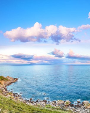 Doğa koruma alanının Milazzo Burnu 'nda inanılmaz bir bahar manzarası var. Konum: Milazzo Burnu, Tyrhenian Denizi, Sicilya Adası, İtalya, Avrupa