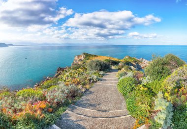Cape Milazzo 'nun doğanın manzaralı manzarası. Piscina di Venere. Konum: Milazzo Burnu, Tyrhenian Denizi, Sicilya Adası, İtalya, Avrupa