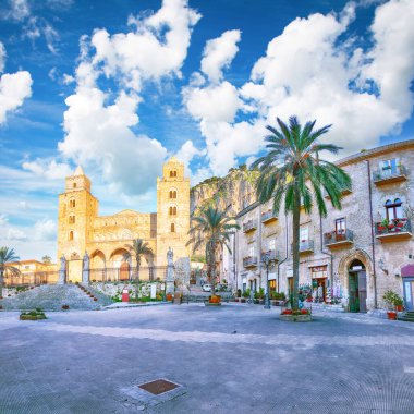 Cefalu Katedrali veya Duomo di Cefalu ve Piazza del Duomo Meydanı 'nın muhteşem akşam manzarası. Konum: Cefalu, Palermo ili, Sicilya, İtalya, Avrupa