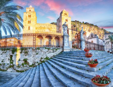 Cefalu Katedrali veya Duomo di Cefalu ve Piazza del Duomo Meydanı 'nın muhteşem akşam manzarası. Konum: Cefalu, Palermo ili, Sicilya, İtalya, Avrupa