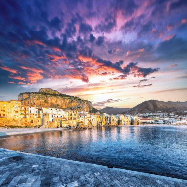 Cefalu şehrinin muhteşem akşam manzarası. Akdeniz 'in popüler seyahat noktası. Konum: Cefalu, Palermo ili, Sicilya, İtalya, Avrupa