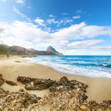 San Vito Burnu yakınlarındaki Isolidda Sahili 'nin muhteşem deniz manzarası. Monte Cofano Ulusal Parkı 'nın popüler seyahat yeri. Konum: San Vito Lo Capo, Trapani ili, Sicilya, İtalya, Avrupa