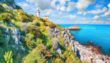 Capo Zafferano Deniz Feneri 'nde güneşli bir gün. Akdeniz 'in popüler seyahat noktası. Konum: Santa Flavia, Palermo ili, Sicilya, İtalya, Avrupa