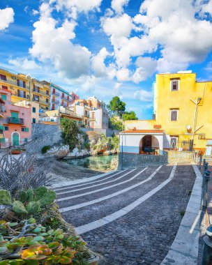 Santa Flavia kasabasında güneşli bir gün. Akdeniz 'in popüler seyahat noktası. Konum: Santa Flavia, Palermo ili, Sicilya, İtalya, Avrupa