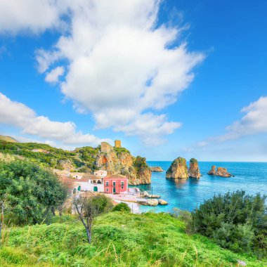 Tonnara di Scopello 'nun muhteşem manzarası. Akdeniz 'de popüler seyahat rotası. Konum: Scopello, Trapani ili, Sicilya, İtalya, Avrupa