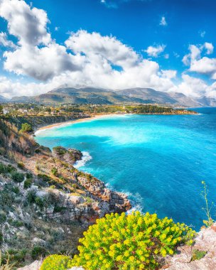 Castellammare del Golfo yakınlarındaki Guidaloca Sahili 'nin muhteşem deniz manzarası. Popüler seyahat yeri. Konum: Castellammare del Golfo, Trapani ili, Sicilya, İtalya, Avrupa