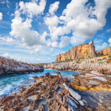 San Vito Burnu yakınlarındaki Isolidda Sahili 'nin muhteşem deniz manzarası. Monte Cofano Ulusal Parkı 'nın popüler seyahat yeri. Konum: San Vito Lo Capo, Trapani ili, Sicilya, İtalya, Avrupa
