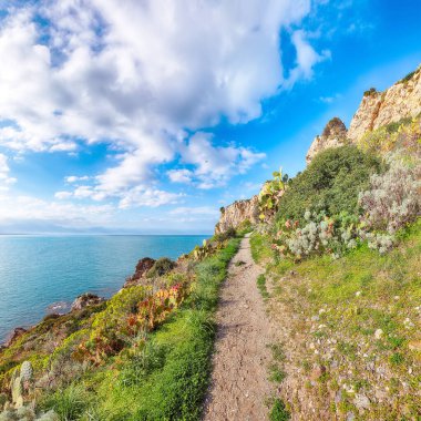 Doğanın Milazzo Panorama Burnu 'nun manzarası Piscina di Venere' de. Konum: Milazzo Burnu, Tyrhenian Denizi, Sicilya Adası, İtalya, Avrupa