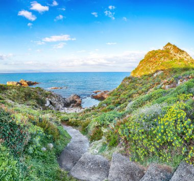 Doğanın Milazzo Burnu 'nun muhteşem bahar manzarası Piscina di Venere' de. Konum: Milazzo Burnu, Tyrhenian Denizi, Sicilya Adası, İtalya, Avrupa