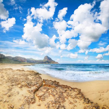 San Vito Burnu yakınlarındaki Isolidda Sahili 'nin muhteşem deniz manzarası. Monte Cofano Ulusal Parkı 'nın popüler seyahat yeri. Konum: San Vito Lo Capo, Trapani ili, Sicilya, İtalya, Avrupa