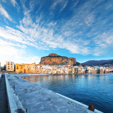 Cefalu şehrinin resimli akşam manzarası. Akdeniz 'in popüler seyahat noktası. Konum: Cefalu, Palermo ili, Sicilya, İtalya, Avrupa