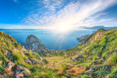 Zafferano Burnu ve Pizzo Cane Milli Parkı ile Santa Flavia kasabasının muhteşem manzarası. Konum: Bagheria, Palermo ili, Sicilya, İtalya, Avrupa