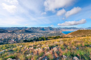 Bagheria ve Palermo kasabalarının panoramik manzarası ve ulusal park Orientata Pizzo Cane. Konum: Bagheria, Palermo ili, Sicilya, İtalya, Avrupa