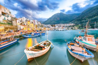 Castellammare del Golfo şehrinin muhteşem akşam manzarası. Akdeniz 'in popüler seyahat noktası. Konum: Castellammare del Golfo, Trapani ili, Sicilya, İtalya, Avrupa