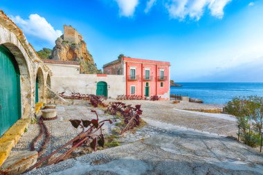 Tonnara di Scopello 'nun muhteşem sahnesi. Akdeniz 'de popüler seyahat rotası. Konum: Scopello, Trapani ili, Sicilya, İtalya, Avrupa