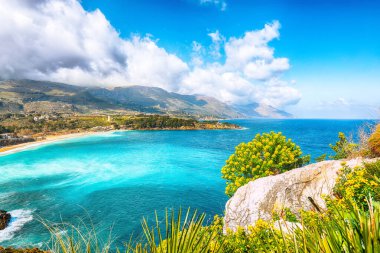 Castellammare del Golfo yakınlarındaki Guidaloca Sahili 'nin muhteşem deniz manzarası. Popüler seyahat yeri. Konum: Castellammare del Golfo, Trapani ili, Sicilya, İtalya, Avrupa