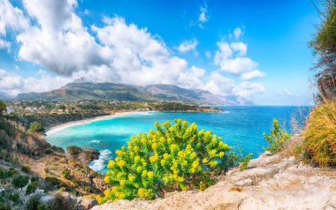 Castellammare del Golfo yakınlarındaki Guidaloca Sahili 'nin muhteşem deniz manzarası. Popüler seyahat yeri. Konum: Castellammare del Golfo, Trapani ili, Sicilya, İtalya, Avrupa