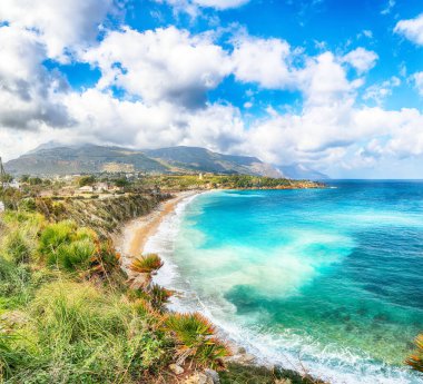 Castellammare del Golfo yakınlarındaki Guidaloca Sahili 'nin muhteşem deniz manzarası. Popüler seyahat yeri. Konum: Castellammare del Golfo, Trapani ili, Sicilya, İtalya, Avrupa
