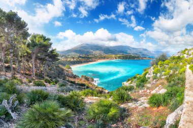 Castellammare del Golfo yakınlarındaki Guidaloca Sahili 'nin muhteşem deniz manzarası. Popüler seyahat yeri. Konum: Castellammare del Golfo, Trapani ili, Sicilya, İtalya, Avrupa
