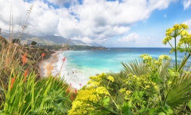 Castellammare del Golfo yakınlarındaki Guidaloca Sahili 'nin muhteşem deniz manzarası. Popüler seyahat yeri. Konum: Castellammare del Golfo, Trapani ili, Sicilya, İtalya, Avrupa