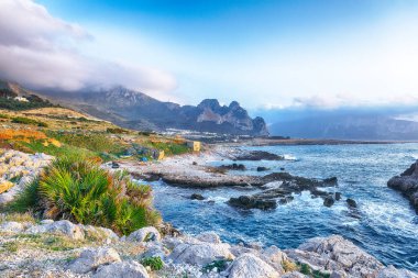 San Vito Burnu yakınlarındaki Isolidda Sahili 'nin muhteşem deniz manzarası. Monte Cofano Ulusal Parkı 'nın popüler seyahat yeri. Konum: San Vito Lo Capo, Trapani ili, Sicilya, İtalya, Avrupa