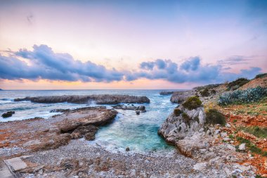 San Vito Burnu yakınlarındaki Isolidda Sahili 'nin muhteşem deniz manzarası. Monte Cofano Ulusal Parkı 'nın popüler seyahat yeri. Konum: San Vito Lo Capo, Trapani ili, Sicilya, İtalya, Avrupa