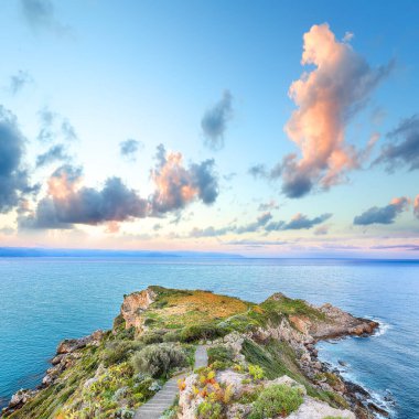 Doğa koruma alanının Milazzo Burnu 'nda nefes kesici bahar manzarası. Konum: Milazzo Burnu, Tyrhenian Denizi, Sicilya Adası, İtalya, Avrupa