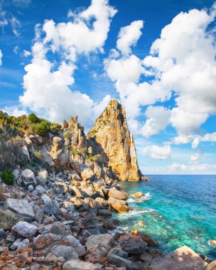 Punta Pedra Longa 'nın olağanüstü manzarası ve denizdeki masmavi su. Konum: Baunei, Nuoro ili, Sardinya, İtalya, Avrupa